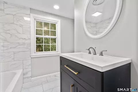 Bath - 14 Ingleside Dr, Hamden, CT 06514 photo 3 of 5