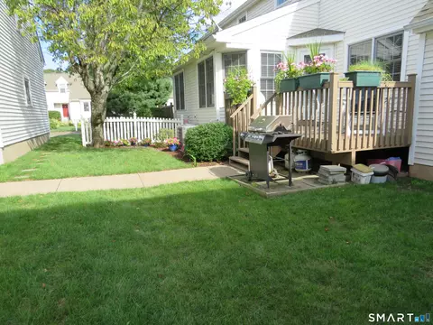 Exterior - 32 Pickering Ln #32, Wethersfield, CT 06109 photo 7 of 9