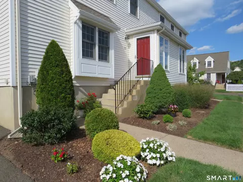 Exterior - 32 Pickering Ln #32, Wethersfield, CT 06109 photo 3 of 9