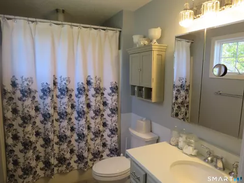 Bath - 32 Pickering Ln #32, Wethersfield, CT 06109 photo 2 of 3