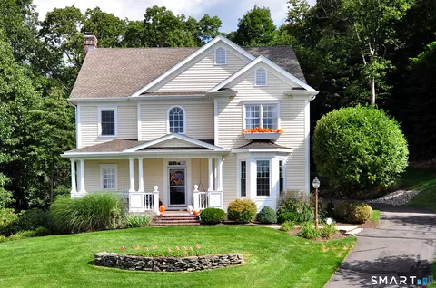 136 Village Gate Dr, Southington, CT 06489