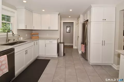 Kitchen - 331 Tunxis Ave, Bloomfield, CT 06002 photo 6 of 7