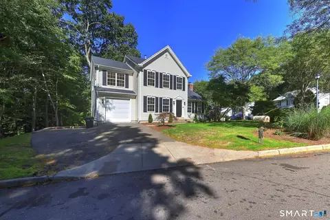 40 Acorn Ln, Milford, CT 06461