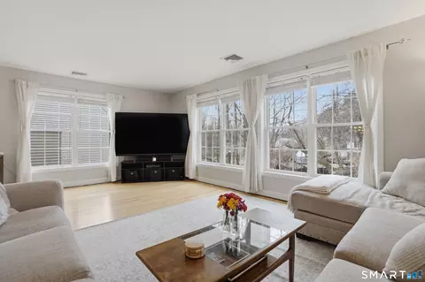Living - 74 Perry St #183, Putnam, CT 06260 photo 4 of 4