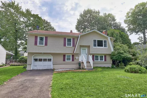 Exterior - 68 Eagle Pl, West Haven, CT 06516 photo 3 of 6