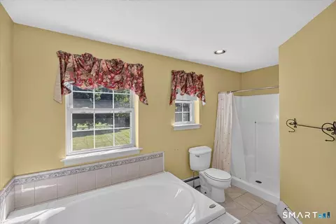 Bath - 98 Broadleaf Cir, Suffield, CT 06093 photo 3 of 4