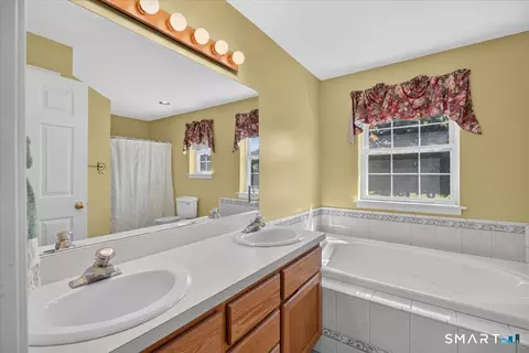 Bath - 98 Broadleaf Cir, Suffield, CT 06093 photo 2 of 4