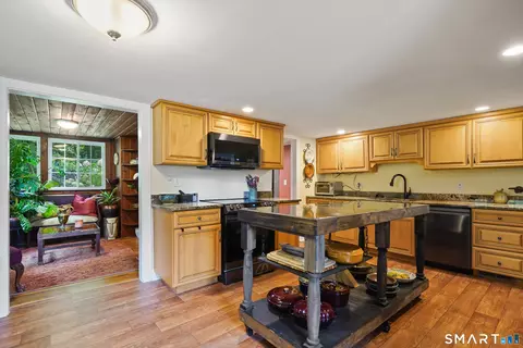 Kitchen - 248 Simpaug Tpke, Redding, CT 06896 photo 1 of 3