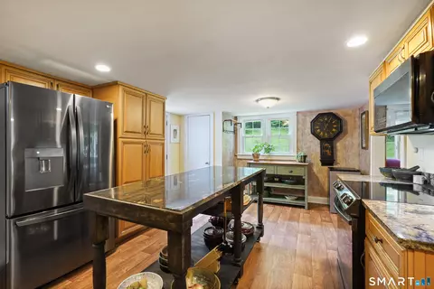Kitchen - 248 Simpaug Tpke, Redding, CT 06896 photo 2 of 3