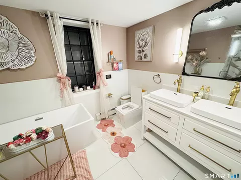 Bath - 538 Main St, Wethersfield, CT 06109 photo 4 of 6