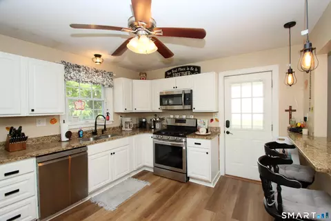 Kitchen - 75 Coppola Ter, Derby, CT 06418 photo 2 of 3