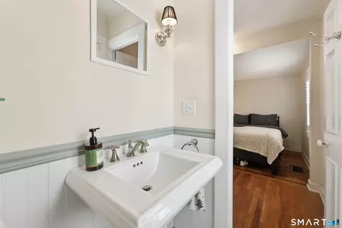 Bath - 296 Nott St, Wethersfield, CT 06109 photo 2 of 3