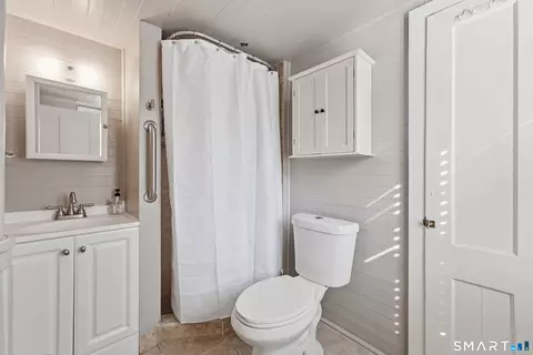 Bath - 296 Nott St, Wethersfield, CT 06109 photo 3 of 3