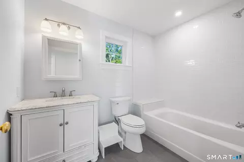 Bath - 58 Sheephill Rd, Riverside, CT 06878 photo 5 of 6