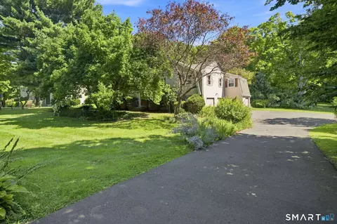 4 Apple Tree Ln, Farmington, CT 06032