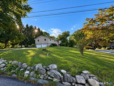 Exterior - 18 Overlook Rd, Gales Ferry, CT 06335 photo 5 of 7