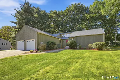 125 Lamplighter Dr, Manchester, CT 06040