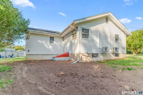 Exterior - 5 Walnut Ln, Wallingford, CT 06492 photo 4 of 5