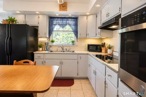 Kitchen - 129 Mueller Dr, Hamden, CT 06514 photo 1 of 2