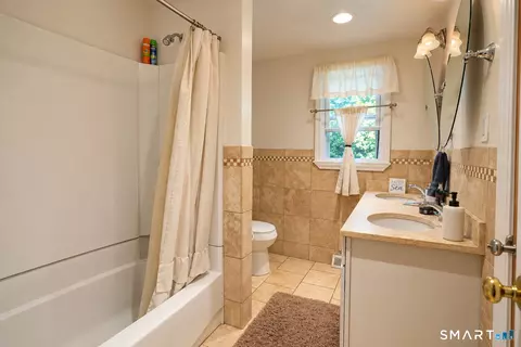 Bath - 129 Mueller Dr, Hamden, CT 06514 photo 1 of 1