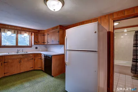 Kitchen - 114 Green Hollow Rd, Killingly, CT 06239 photo 3 of 5