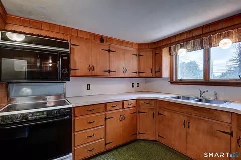 Kitchen - 114 Green Hollow Rd, Killingly, CT 06239 photo 2 of 5