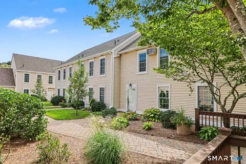 54 Rope Ferry Rd #B39, Waterford, CT 06385
