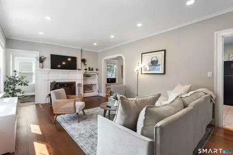 86 Roydon Rd, New Haven, CT 06511