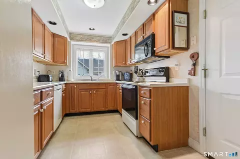 Kitchen - 2 Silverbrook Ln #2, Clinton, CT 06413 photo 2 of 3