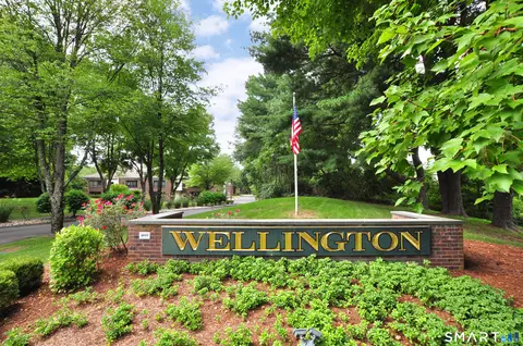90 Wellington Dr #90, Farmington, CT 06032