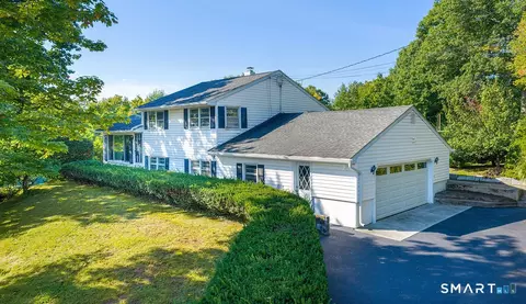 2 Batt Ln, East Haven, CT 06513
