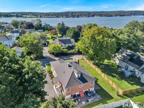 69 Niantic River Rd, Waterford, CT 06385