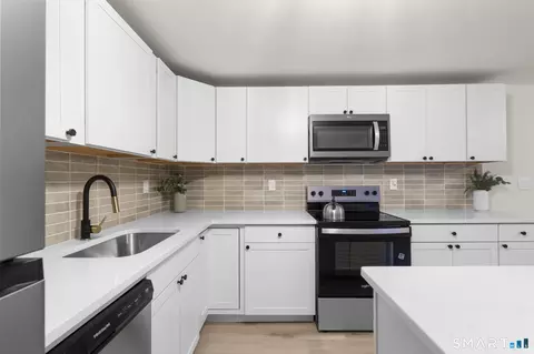 Kitchen - 94 Moosup Trl, Monroe, CT 06468 photo 4 of 5