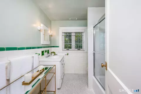 Bath - 30 Birch Rd, Darien, CT 06820 photo 4 of 4