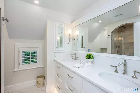 Bath - 30 Birch Rd, Darien, CT 06820 photo 3 of 4