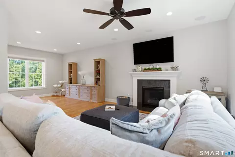 Living - 23 Salmon Run, East Hampton, CT 06424 photo 1 of 2