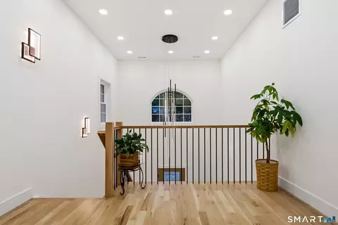 Entry Way - 9 Bradley Ln, Sandy Hook, CT 06482 photo 3 of 4