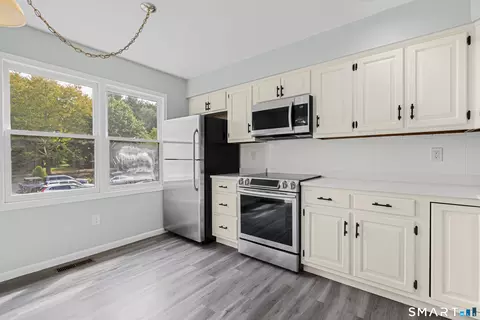 Kitchen - 10 Edgehill Cir #10, Monroe, CT 06468 photo 1 of 3
