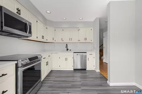 Kitchen - 10 Edgehill Cir #10, Monroe, CT 06468 photo 3 of 3