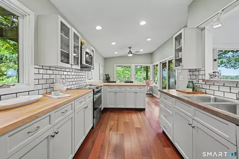 Kitchen - 31 Splitrock Rd, Norwalk, CT 06854 photo 3 of 5