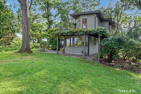 Exterior - 31 Splitrock Rd, Norwalk, CT 06854 photo 9 of 10