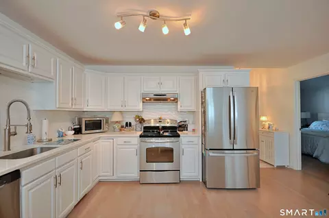 Kitchen - 44 Elizabeth Cir #44, Sandy Hook, CT 06482 photo 4 of 4