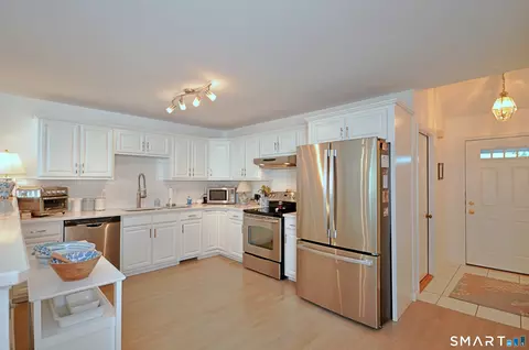 Kitchen - 44 Elizabeth Cir #44, Sandy Hook, CT 06482 photo 1 of 4
