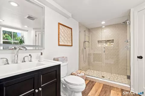 Bath - 40 Great Ring Rd, Newtown, CT 06470 photo 4 of 5