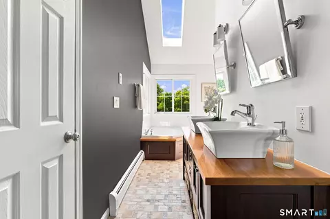 Bath - 40 Great Ring Rd, Newtown, CT 06470 photo 1 of 5