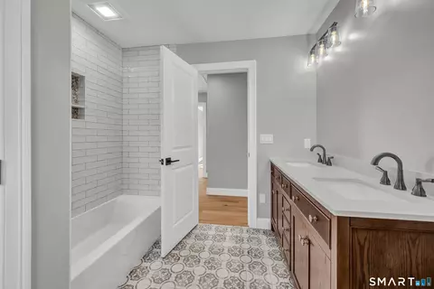 Bath - 1427 Monroe Tpke, Monroe, CT 06468 photo 5 of 6