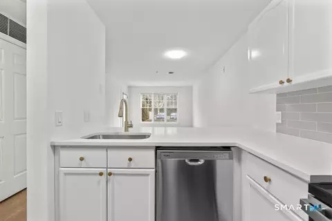 Kitchen - 468 Main St #315, Niantic, CT 06357 photo 2 of 2