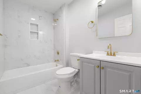 Bath - 468 Main St #319, Niantic, CT 06357 photo 3 of 5