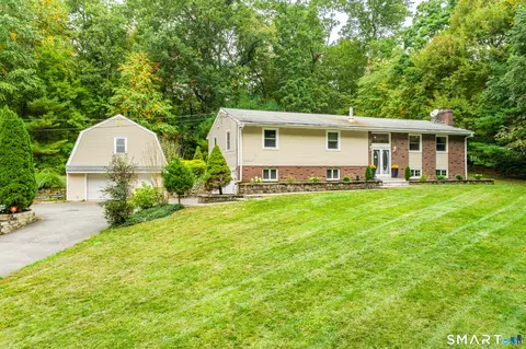 508 Oakwood Dr, Glastonbury, CT 06033