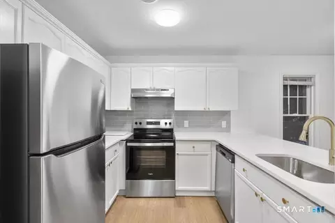 Kitchen - 468 Main St #114, Niantic, CT 06357 photo 2 of 3